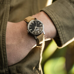 2025_AlpinaWatches_HeritageTropicProofHandwinding_05_-AL-480B2H6_photo_1080X1080