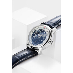 2022_Frederique_Constant_Classics_Worldtimer_Manufacture_FC-718NWWM4H6_Lifestyle_5_-c-Eric_Rossier_HD