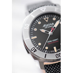 2022_Alpina_AL-525BBG4VR6_Seastrong_Diver_300_Automatic_Calanda_Detail_1-c-Eric_Rossier_HD