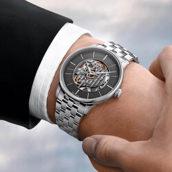 M0374361106100_6_wrist_1_1