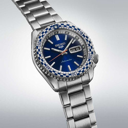 Seiko-5-Sports-Special-Edition-Checker-Flag-Herrenuhr-mit-blauem-Zifferblatt